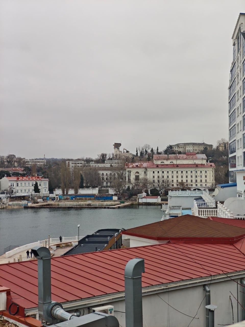 Демонтаж бывшего штаба Черноморского флота на центральном холме в Севастополе