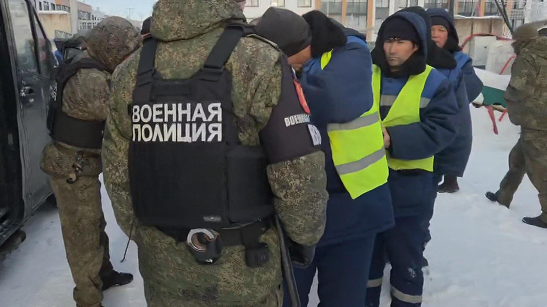 Зачет с закрытыми глазами! В Петербурге мигранты на стройке не смогли назвать столицу России и признались в покупке тестов