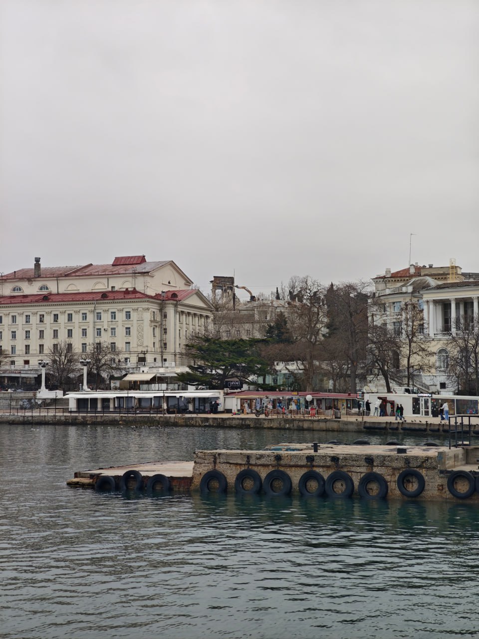 Демонтаж бывшего штаба Черноморского флота на центральном холме в Севастополе Демонтаж бывшего штаба Черноморского флота на центральном холме в Севастополе