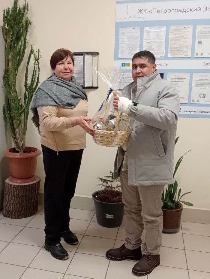 Управляющая компания ЖК «Петербургский эталон», дворник которой спас выпавшего из окна семилетнего мальчика, поблагодарила своего сотрудника