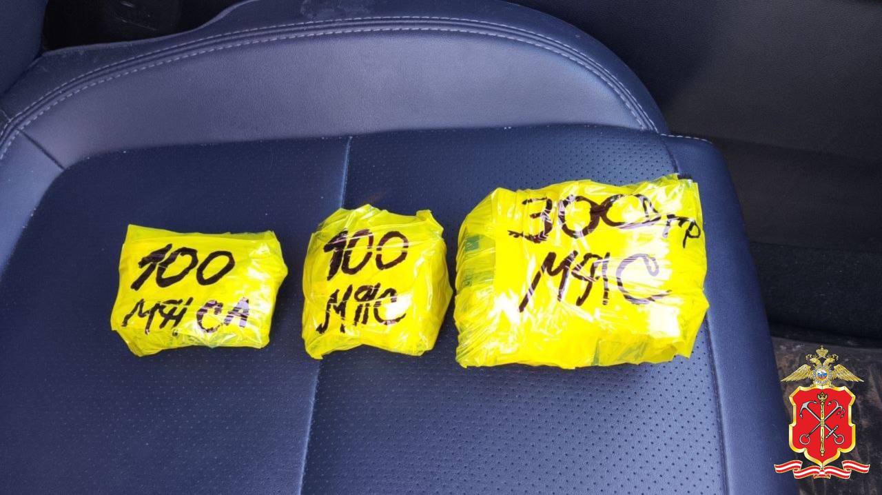 У поселка Мга полицейские задержали водителя с весомым уголовным стажем и наркотиками в автомобиле У поселка Мга полицейские задержали водителя с весомым уголовным стажем и наркотиками в автомобиле