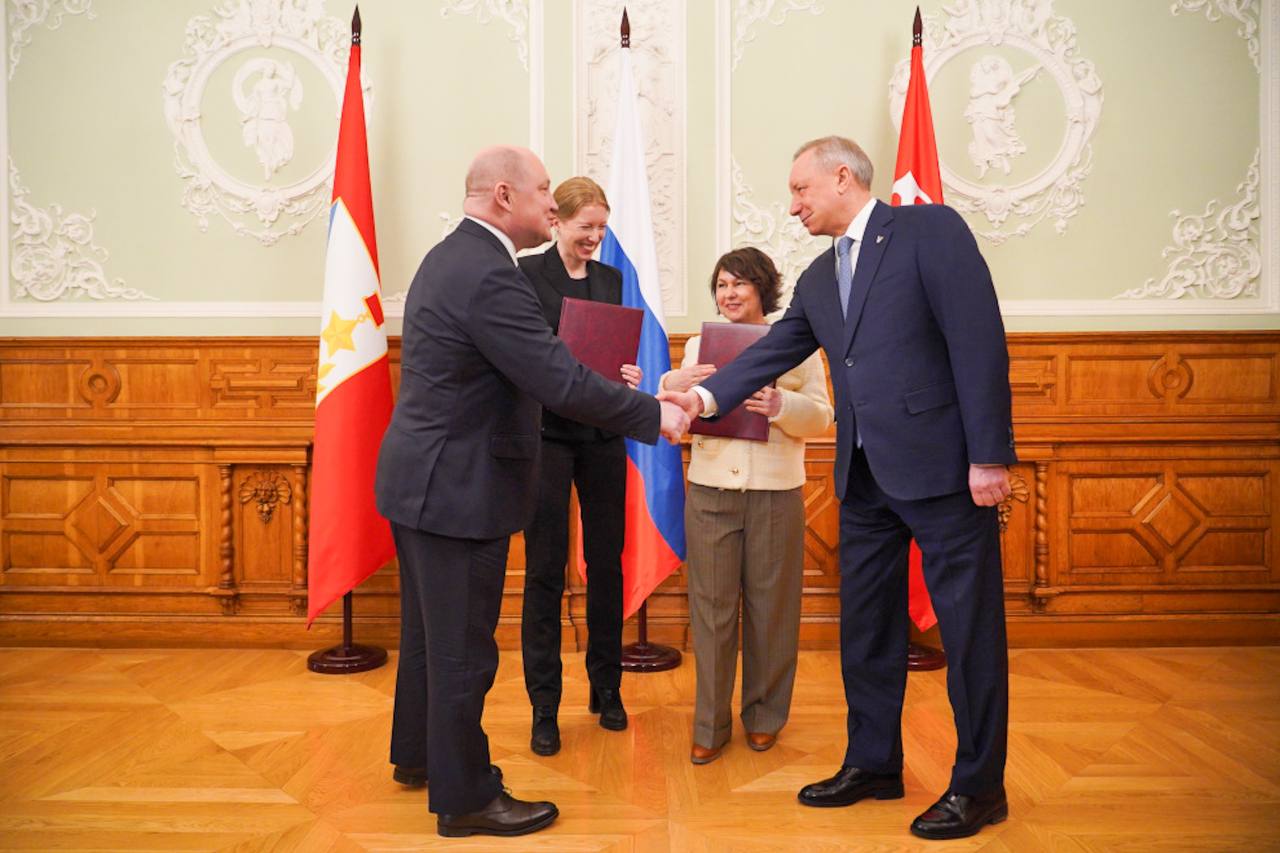 Александр Беглов: От Петербурга до Севастополя – 2500км, но сегодня мы немного сократили это расстояние Александр Беглов: От Петербурга до Севастополя – 2500км, но сегодня мы немного сократили это расстояние