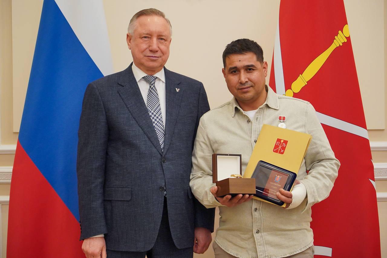 В Петербурге наградили дворника, который поймал ребенка, выпавшего из окна