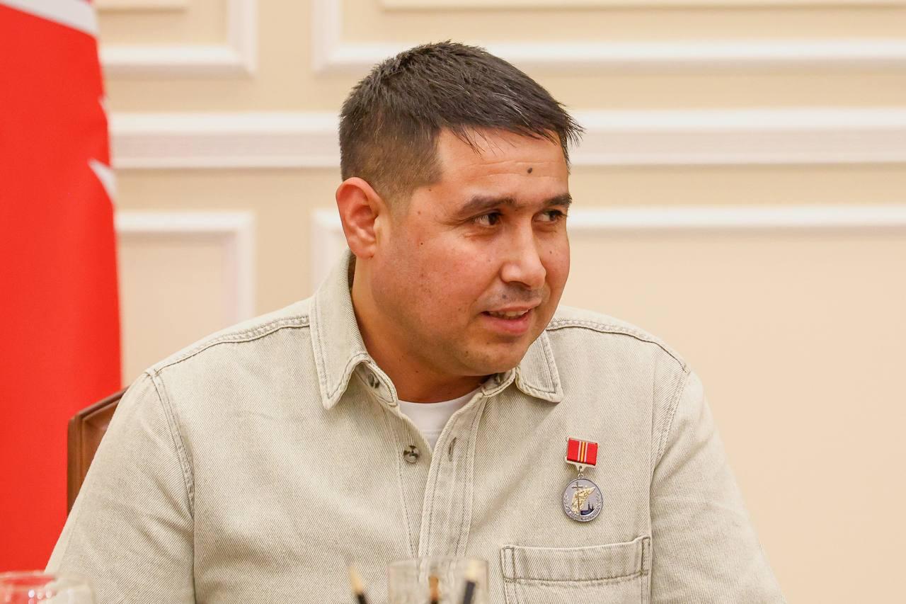 В Петербурге наградили дворника, который поймал ребенка, выпавшего из окна В Петербурге наградили дворника, который поймал ребенка, выпавшего из окна