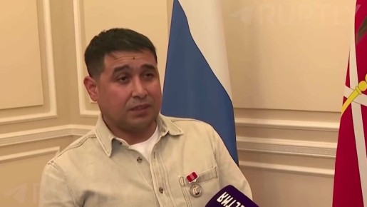 Губернатор Петербурга Александр Беглов наградил дворника Хайрулло Ибадуллаева, который на лету поймал выпавшего из окна седьмого этажа мальчика и спас ему жизнь