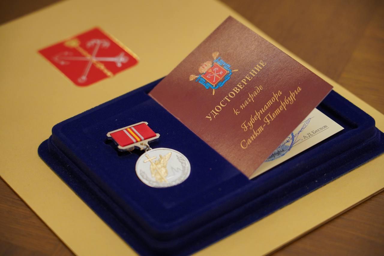 В Петербурге наградили дворника, который поймал ребенка, выпавшего из окна В Петербурге наградили дворника, который поймал ребенка, выпавшего из окна