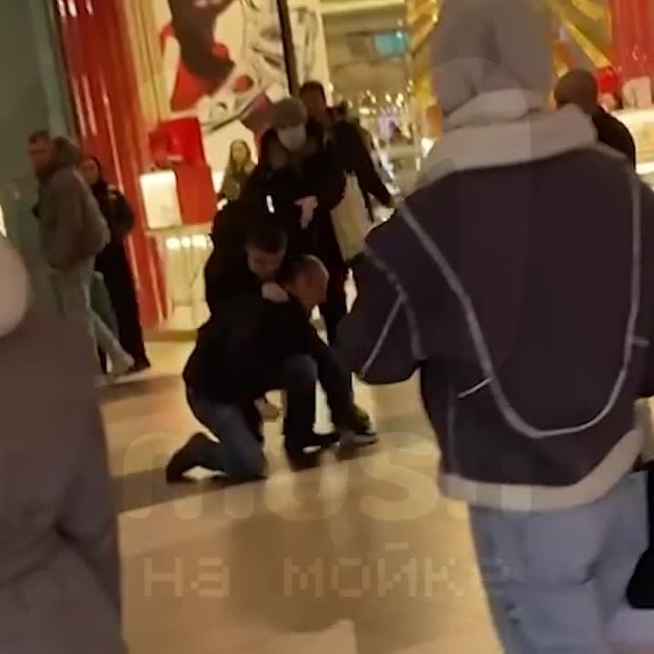 Достал нож и начал угрожать