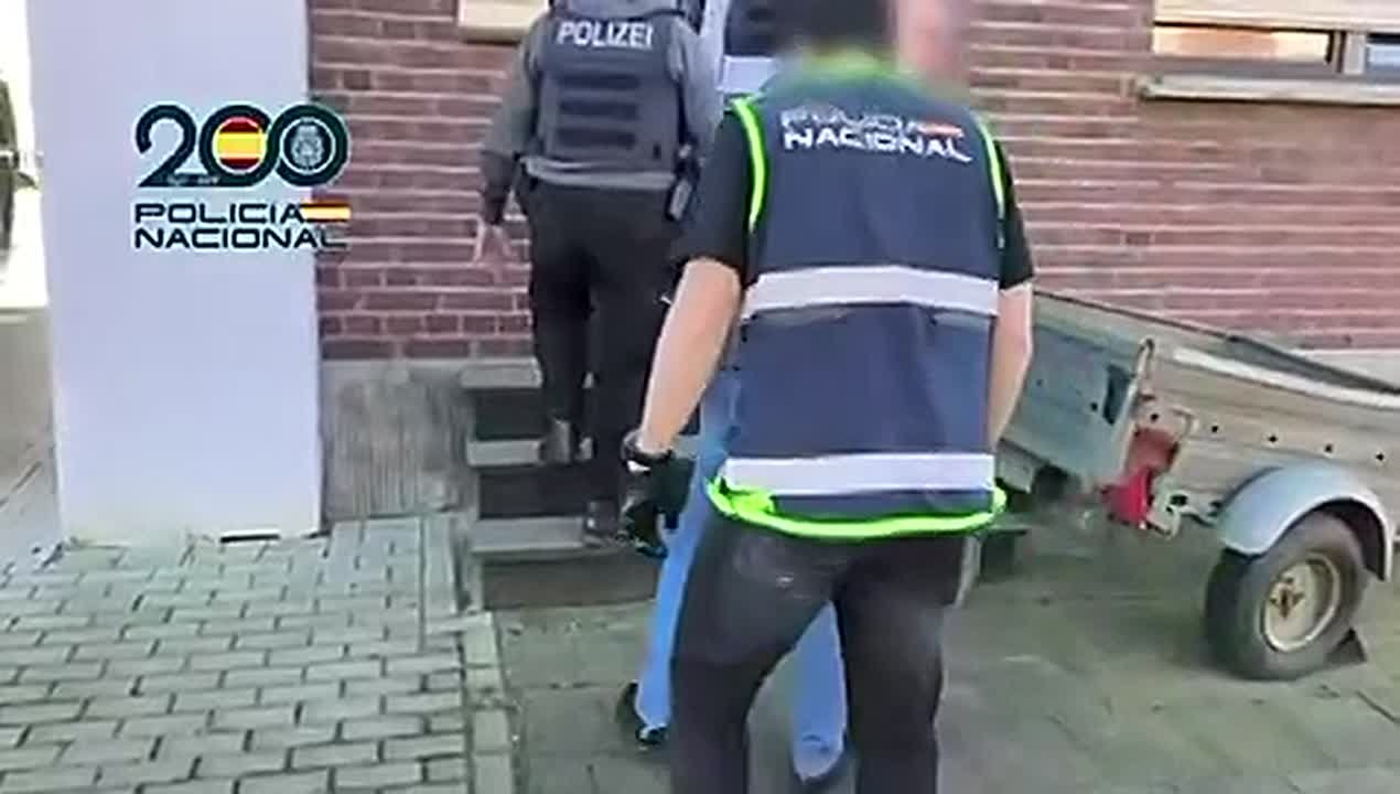 Юлия Витязева: Там концовка интересная.. Мало того, что карточки Сбера, так еще и «Тройка» засветилась. Ею можно пользоваться в испанском метро? Или это новая интерпретация анекдота про Штирлица и рацию, буденовку и...