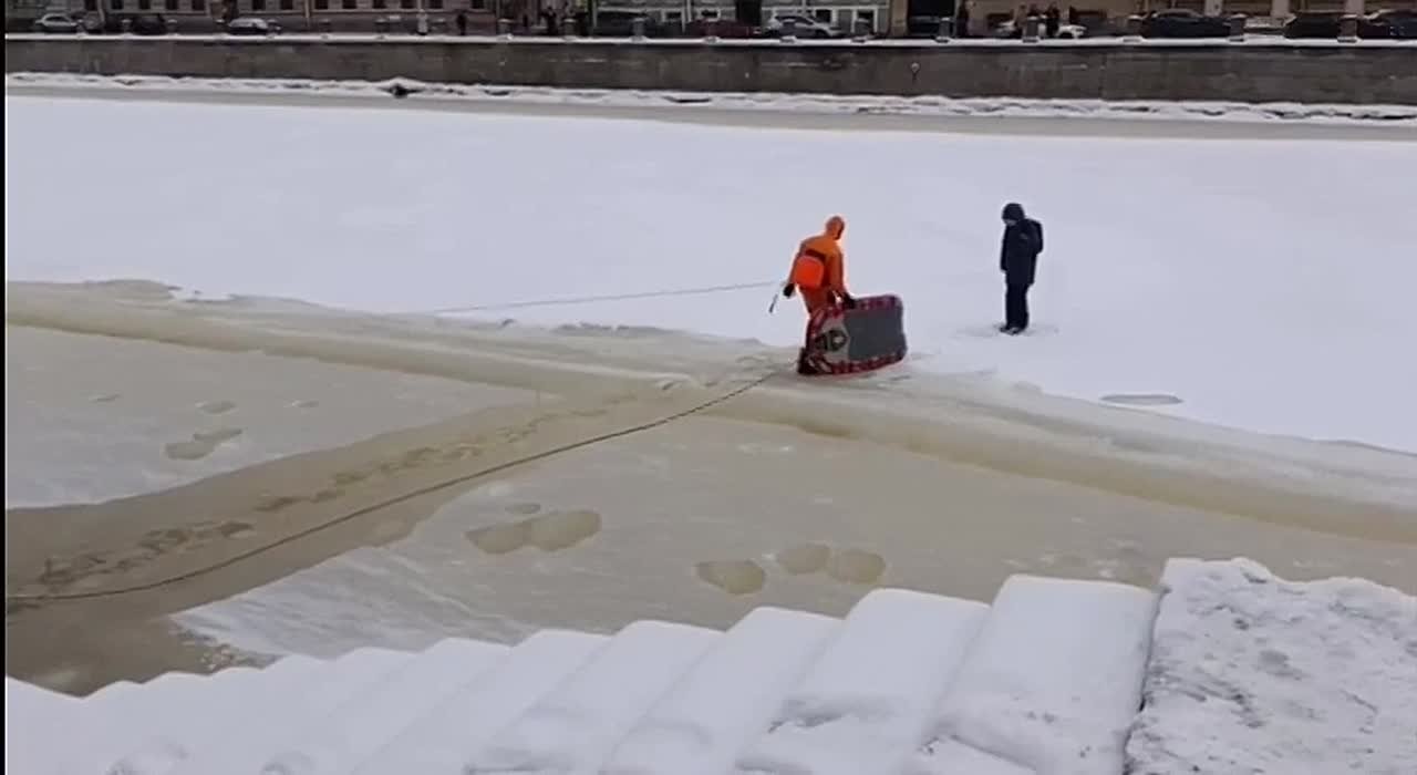 Ребёнка спасли на льду Фонтанки у моста Ломоносова — мальчик не мог добраться до набережной из-за промоин с водой и снежной кашей