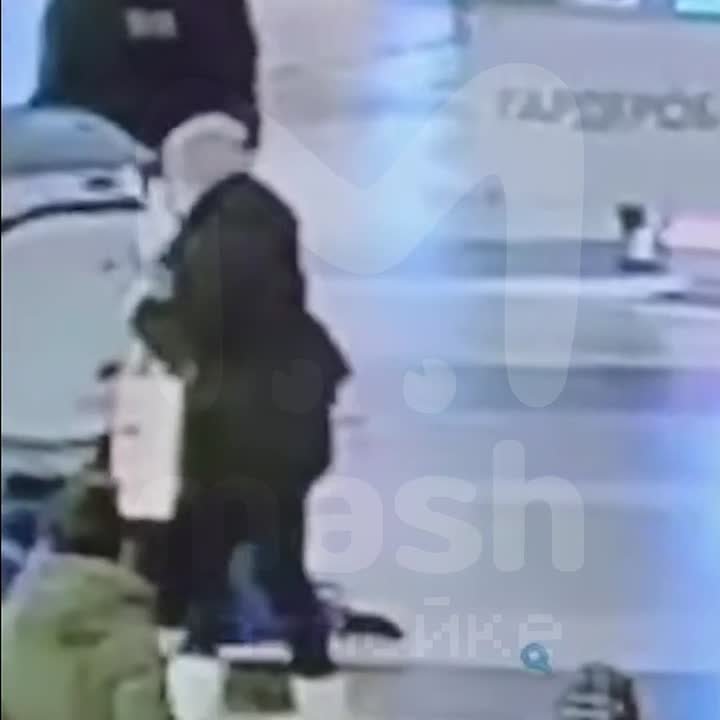 Пожилой мужчина ножом ударил зумера в спину в питерском ТРК — из-за громкого мата в общественном месте