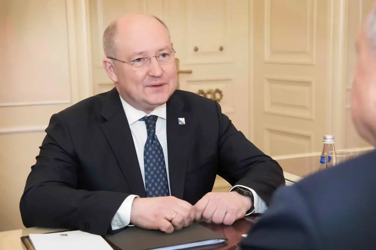 Михаил Развожаев: На двусторонней встрече с губернатором Санкт-Петербурга Александром Дмитриевичем Бегловым обсудили сотрудничество наших регионов Михаил Развожаев: На двусторонней встрече с губернатором Санкт-Петербурга Александром Дмитриевичем Бегловым обсудили сотрудничество наших регионов