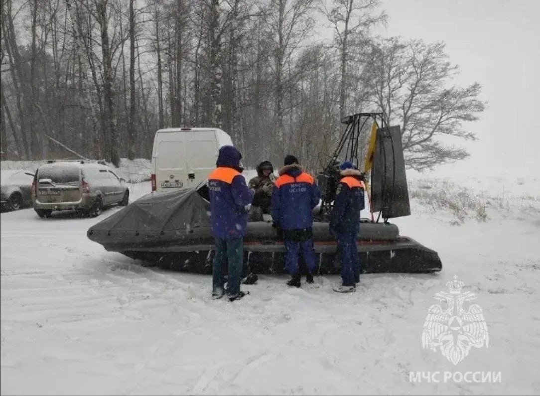С отколовшейся льдины в Финском заливе спасли 19 рыбаков С отколовшейся льдины в Финском заливе спасли 19 рыбаков