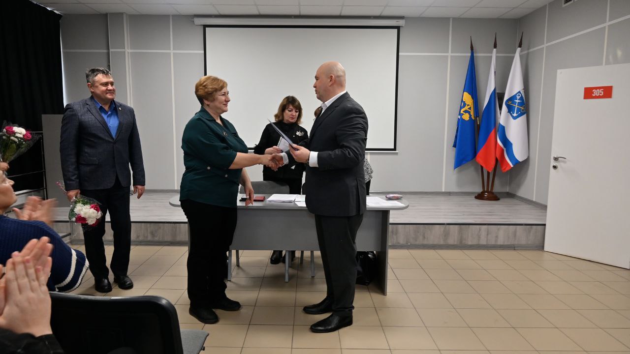 Сегодня, по поручению председателя Леноблизбиркома Михаила Лебединского, заместитель председателя Фёдор Замятин вручил награды Избирательной комиссии Ленинградской области членам участковых избирательных комиссии... Сегодня, по поручению председателя Леноблизбиркома Михаила Лебединского, заместитель председателя Фёдор Замятин вручил награды Избирательной комиссии Ленинградской области членам участковых избирательных комиссии...