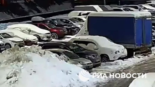 Момент, снятый на камеры, когда задержанный подкладывает ВУ под автомобиль российского высокопоставленного военного в Петербурге