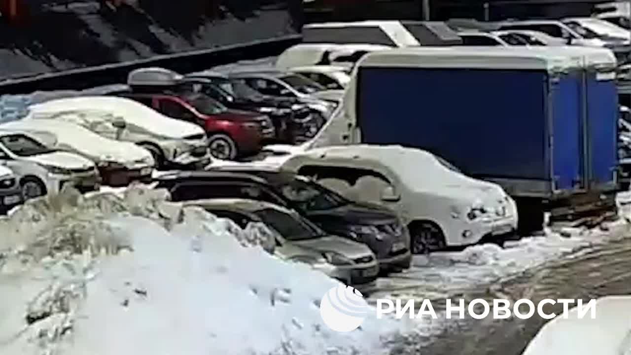 Момент, снятый на камеры, когда задержанный подкладывает ВУ под автомобиль российского высокопоставленного военного в Петербурге