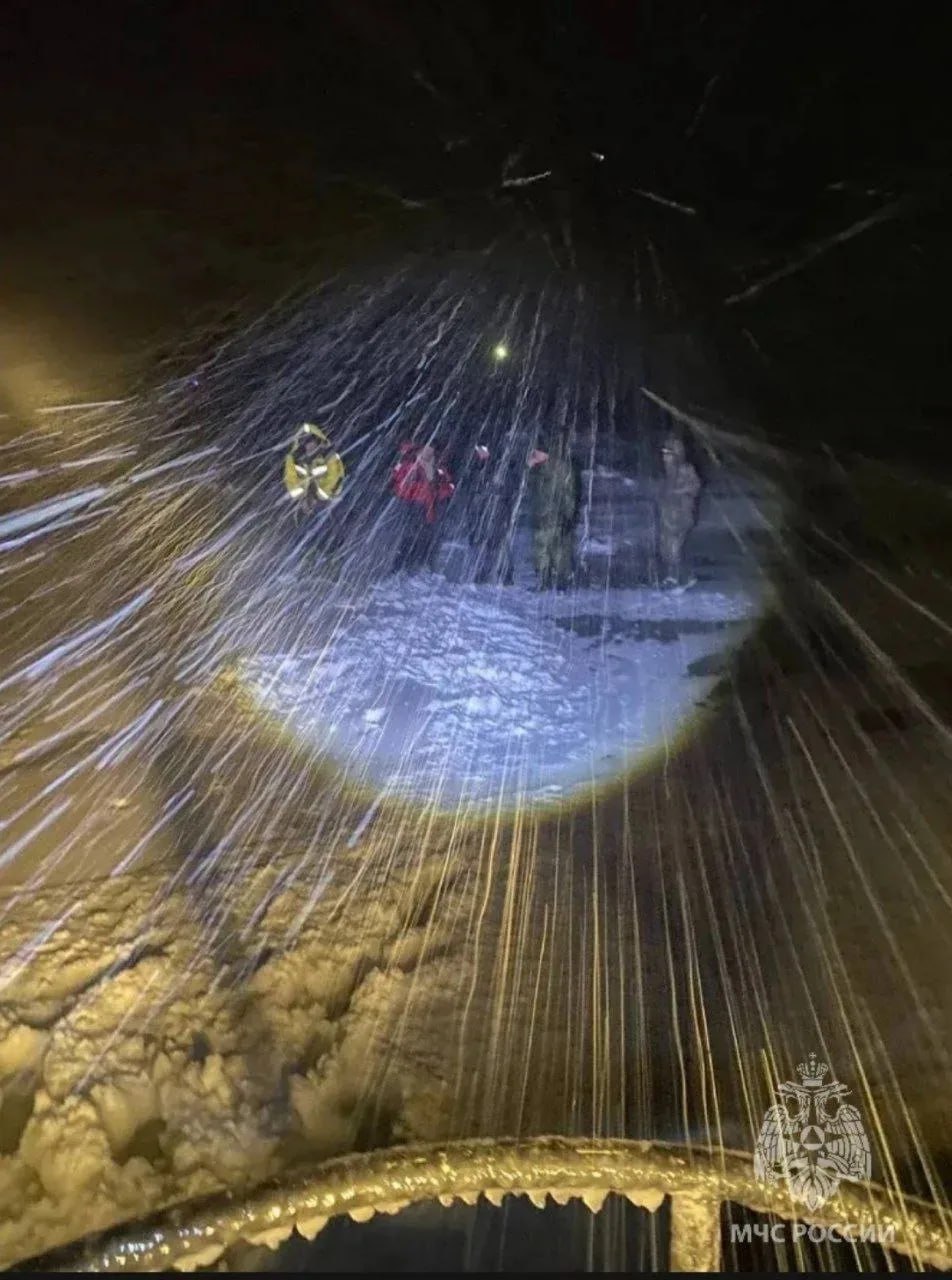 С отколовшейся льдины в Финском заливе спасли 19 рыбаков С отколовшейся льдины в Финском заливе спасли 19 рыбаков