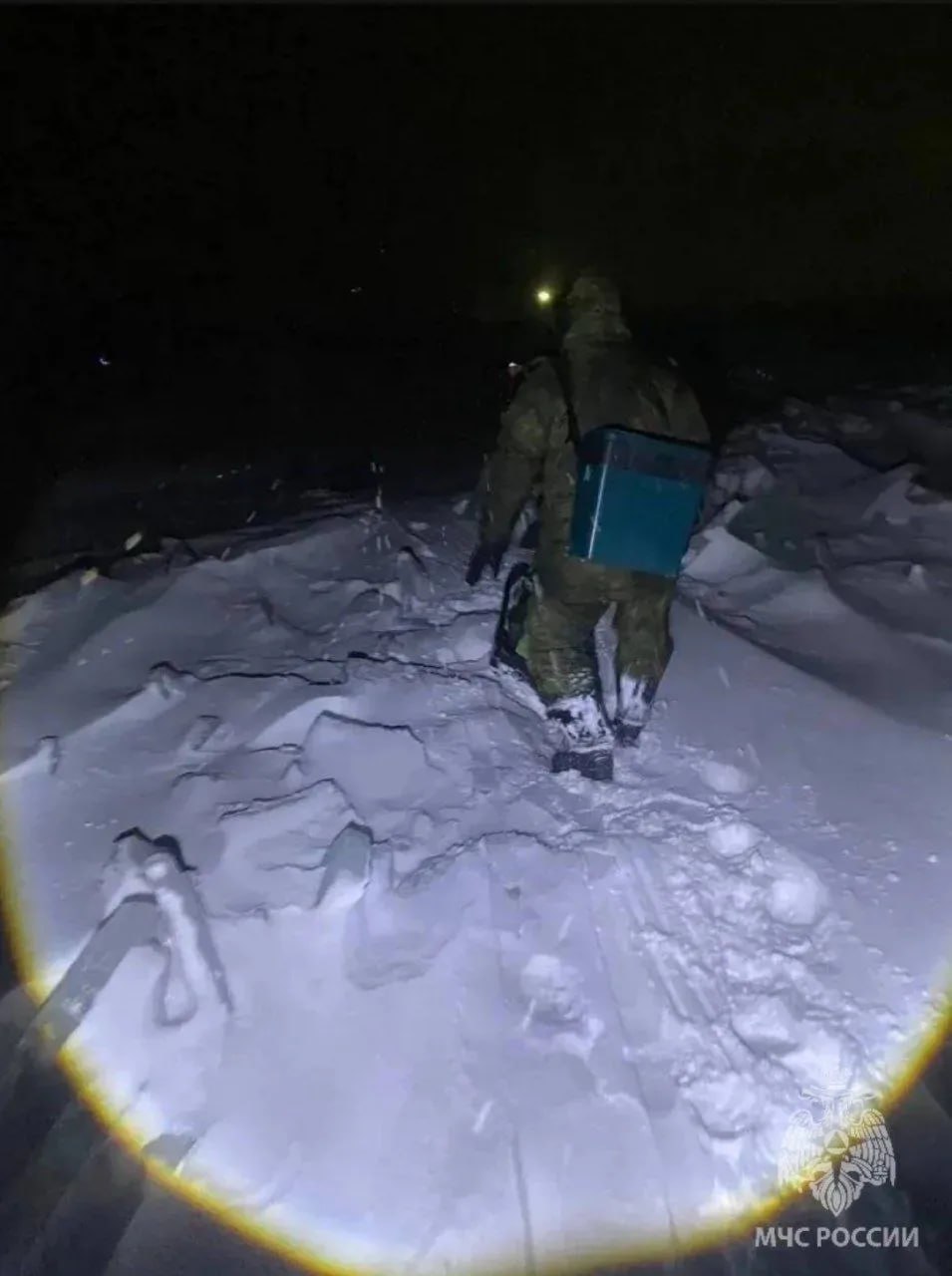 С отколовшейся льдины в Финском заливе спасли 19 рыбаков С отколовшейся льдины в Финском заливе спасли 19 рыбаков