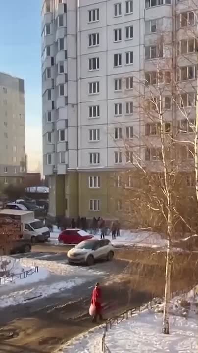 Двухлетний ребенок выпал из окна квартиры в Санкт-Петербурге накануне, его госпитализировали, сообщает Следком