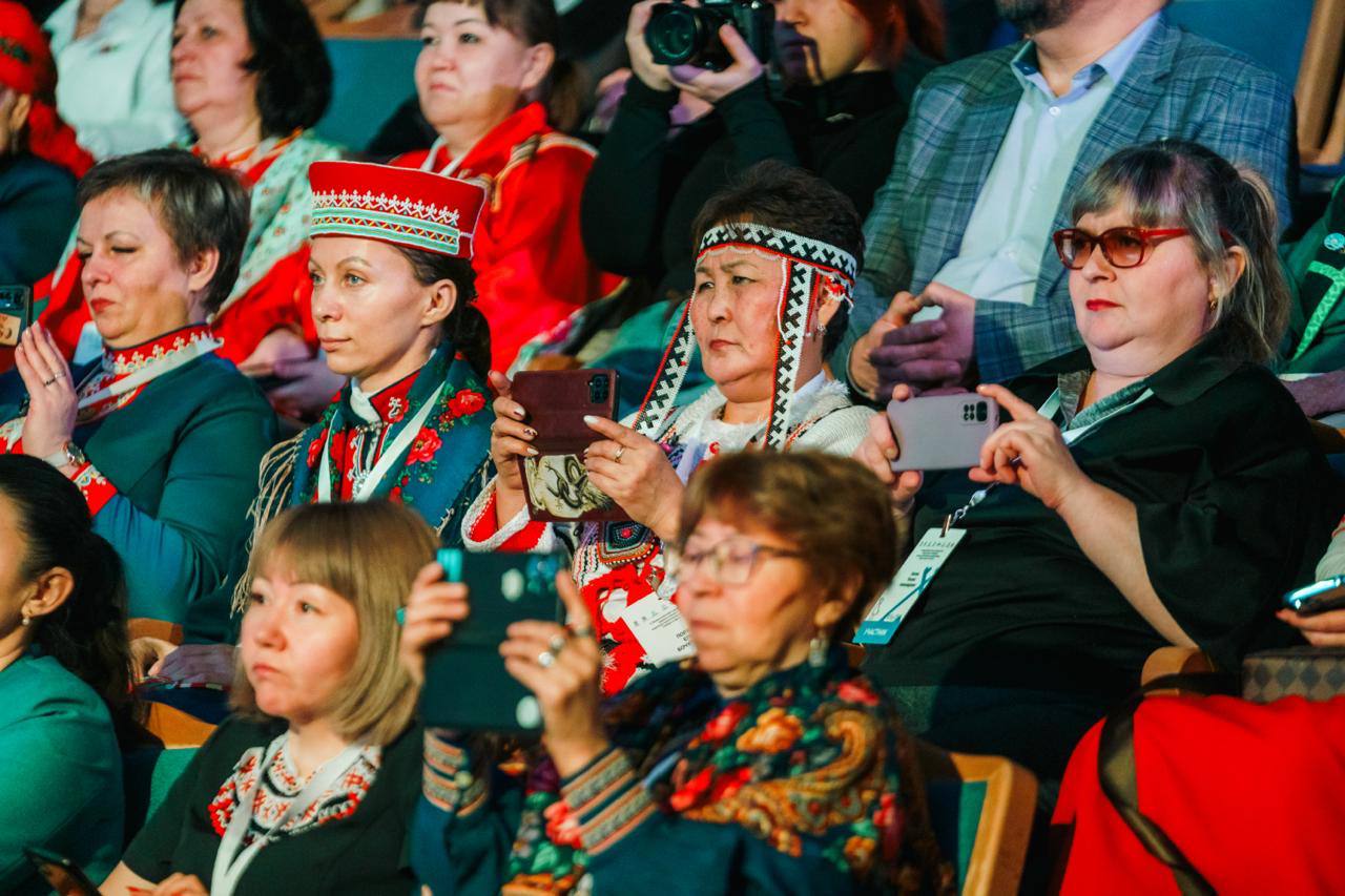 Нас объединяет слово: Югра впервые стала площадкой для большого профессионального диалога о будущем родных языков Нас объединяет слово: Югра впервые стала площадкой для большого профессионального диалога о будущем родных языков