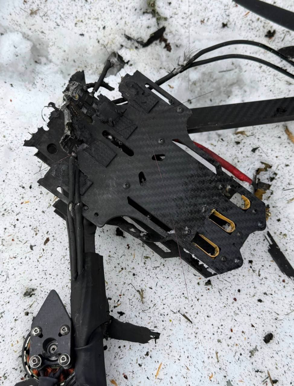 Русский дрон, работающий на оптоволокне, долетел до Харькова