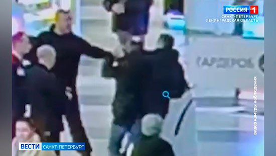В ТЦ на Пулковском шоссе неизвестный напал с ножом на посетителя