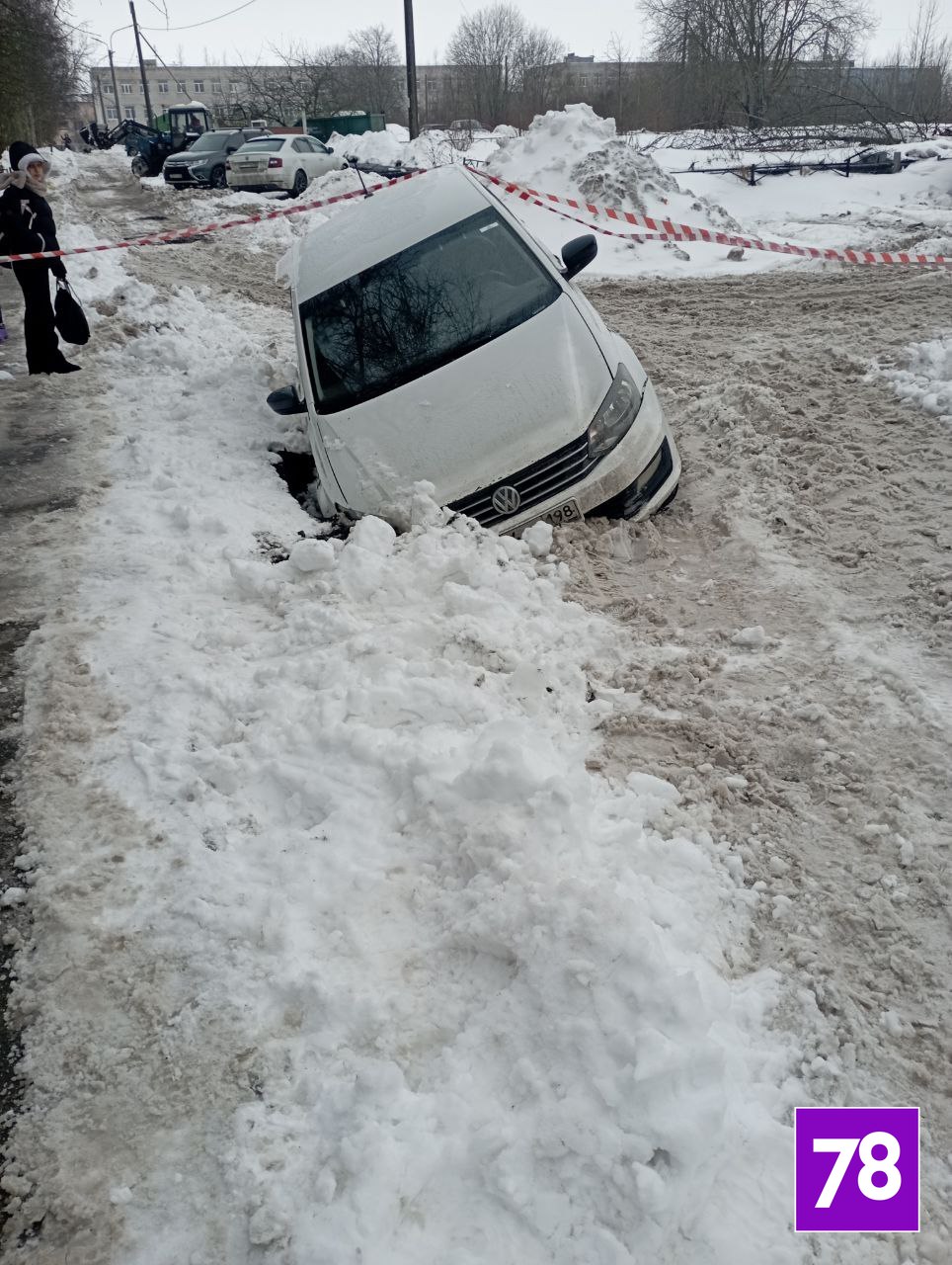 Машина частично ушла под землю во дворе на Геологической улице Машина частично ушла под землю во дворе на Геологической улице