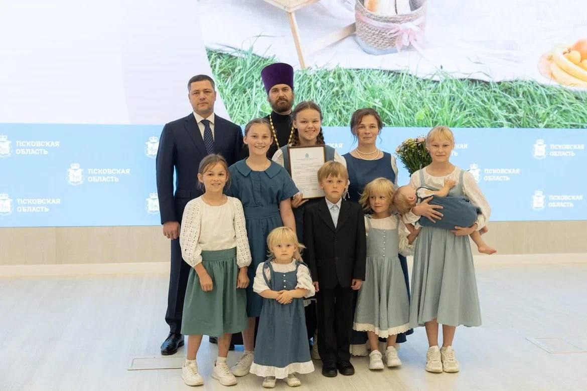 Андрей Медведев: Губернатор Псковской области показал всем, как выглядит нормальная выдача жилищного сертификата многодетным семьям Андрей Медведев: Губернатор Псковской области показал всем, как выглядит нормальная выдача жилищного сертификата многодетным семьям