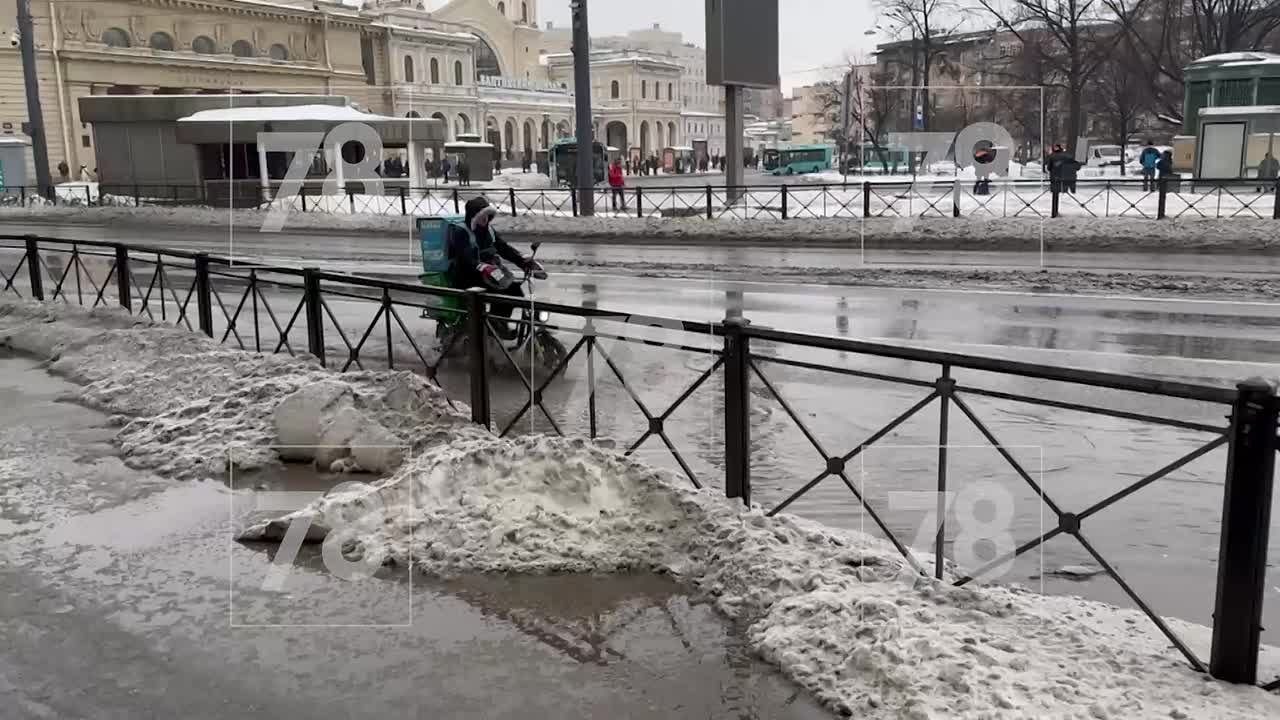 И снова «новости погоды». Плюсовая температура после мощнейшего снегопада подарила Петербургу новые водоёмы — гигантские лужи появились в разных районах города