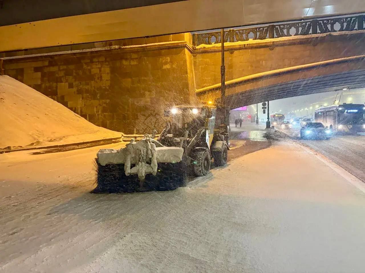 Дорожные службы работают в усиленном режиме: сперва чистят ключевые магистрали, затем – второстепенные участки Дорожные службы работают в усиленном режиме: сперва чистят ключевые магистрали, затем – второстепенные участки