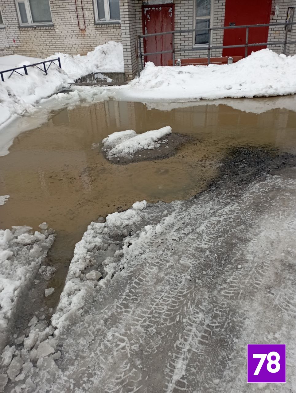 Машина частично ушла под землю во дворе на Геологической улице Машина частично ушла под землю во дворе на Геологической улице