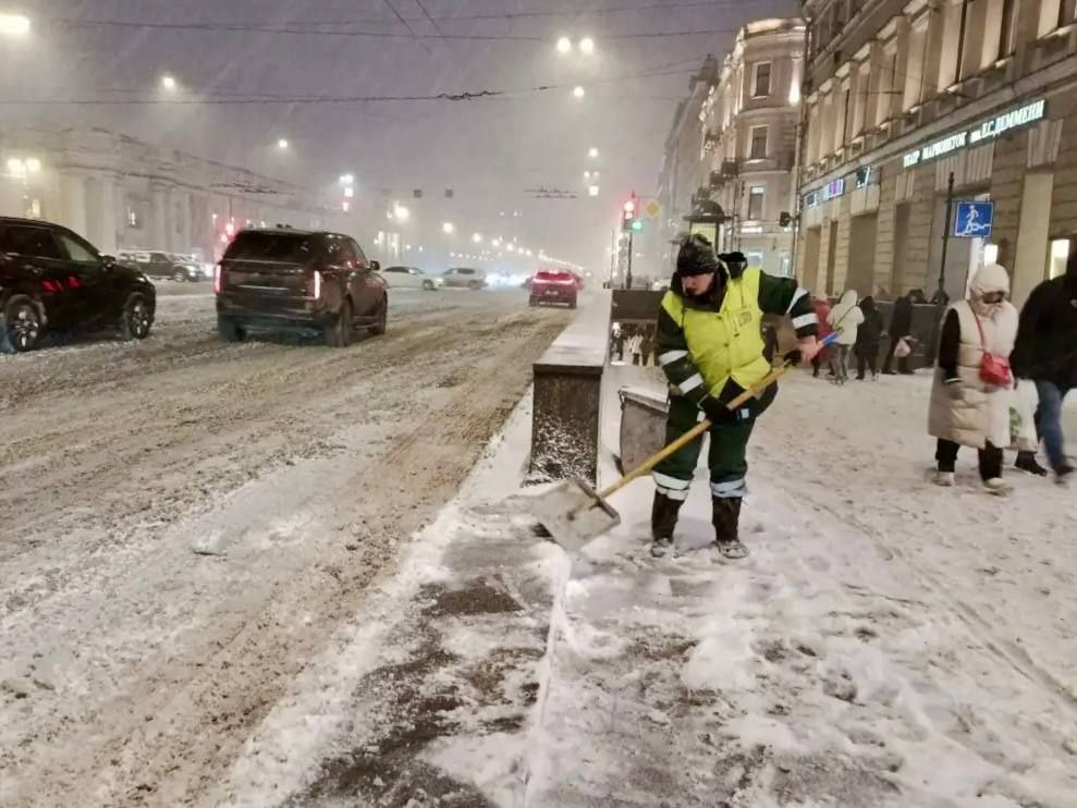 Дорожные службы работают в усиленном режиме: сперва чистят ключевые магистрали, затем – второстепенные участки Дорожные службы работают в усиленном режиме: сперва чистят ключевые магистрали, затем – второстепенные участки