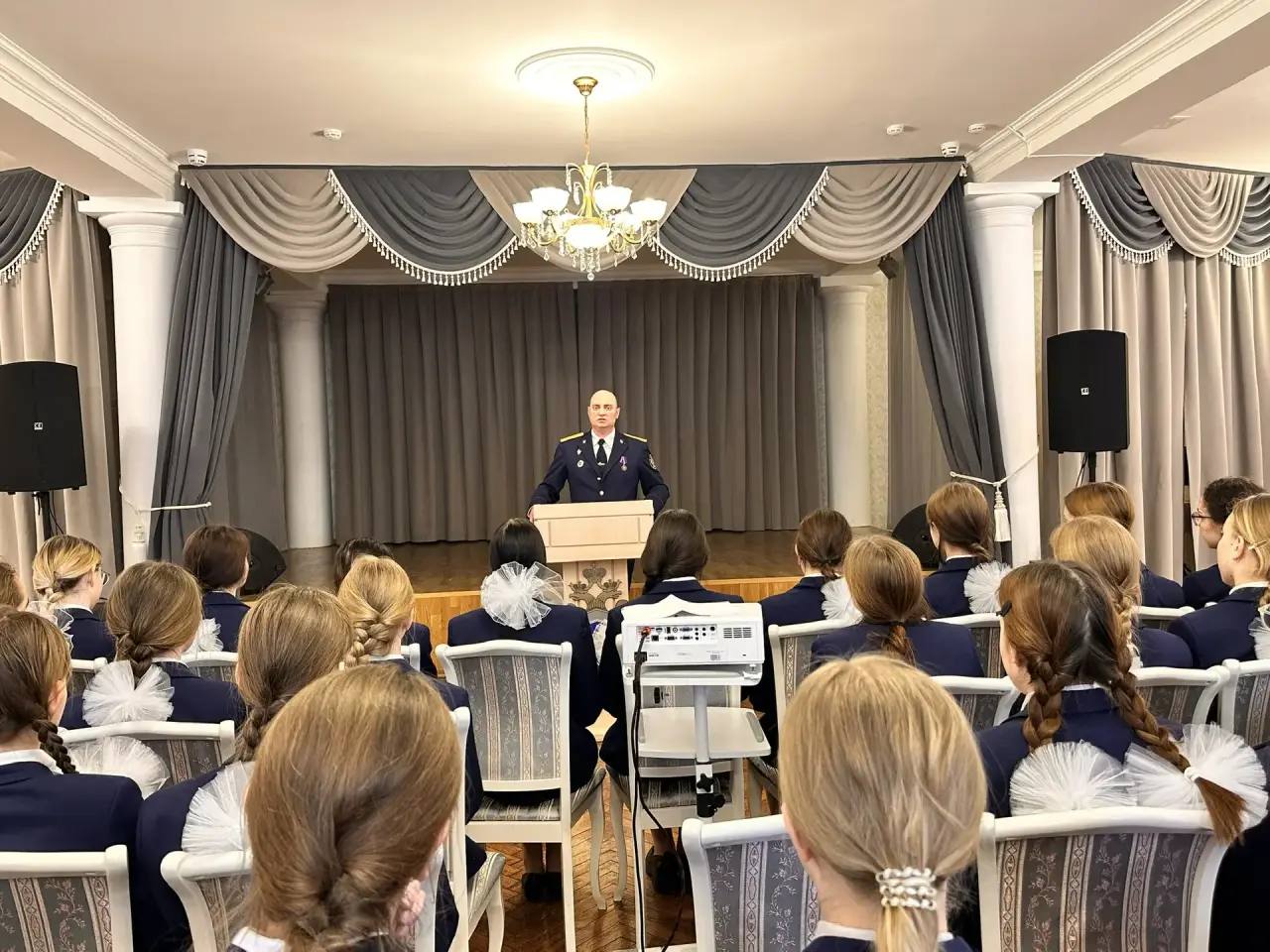 Сотрудник ГСУ СК России по городу Санкт-Петербургу провел лекцию для воспитанниц пансиона