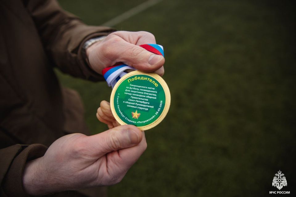 На Малой спортивной арене стадиона "Петровский" состоялся товарищеский матч по футболу между командой Правительства Санкт-Петербурга и сборной руководителей силовых ведомств