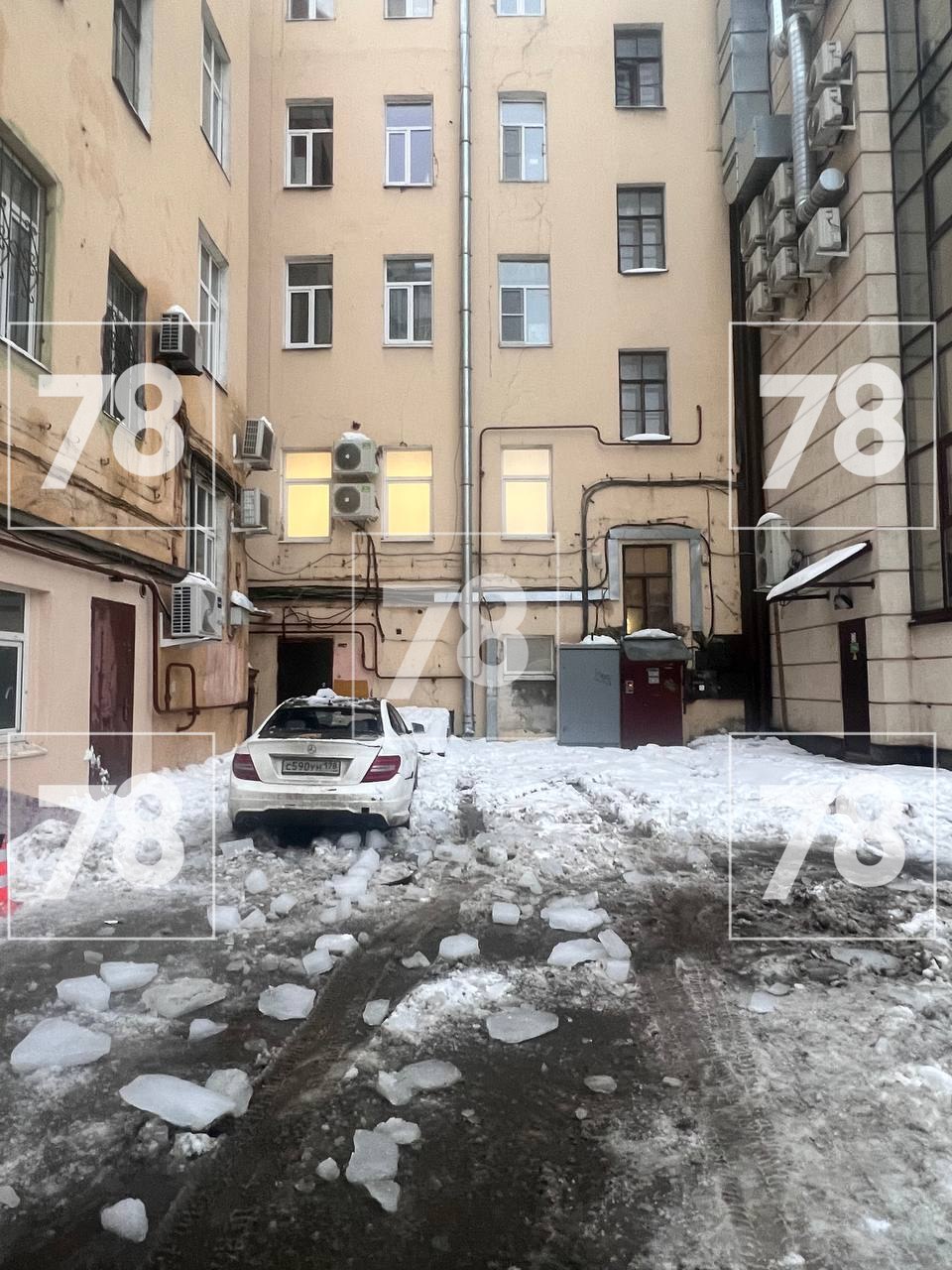 «Отделались только материальным ущербом»: льдина рухнула на припаркованную у дома на проспекте Большой Петроградской стороны «Отделались только материальным ущербом»: льдина рухнула на припаркованную у дома на проспекте Большой Петроградской стороны