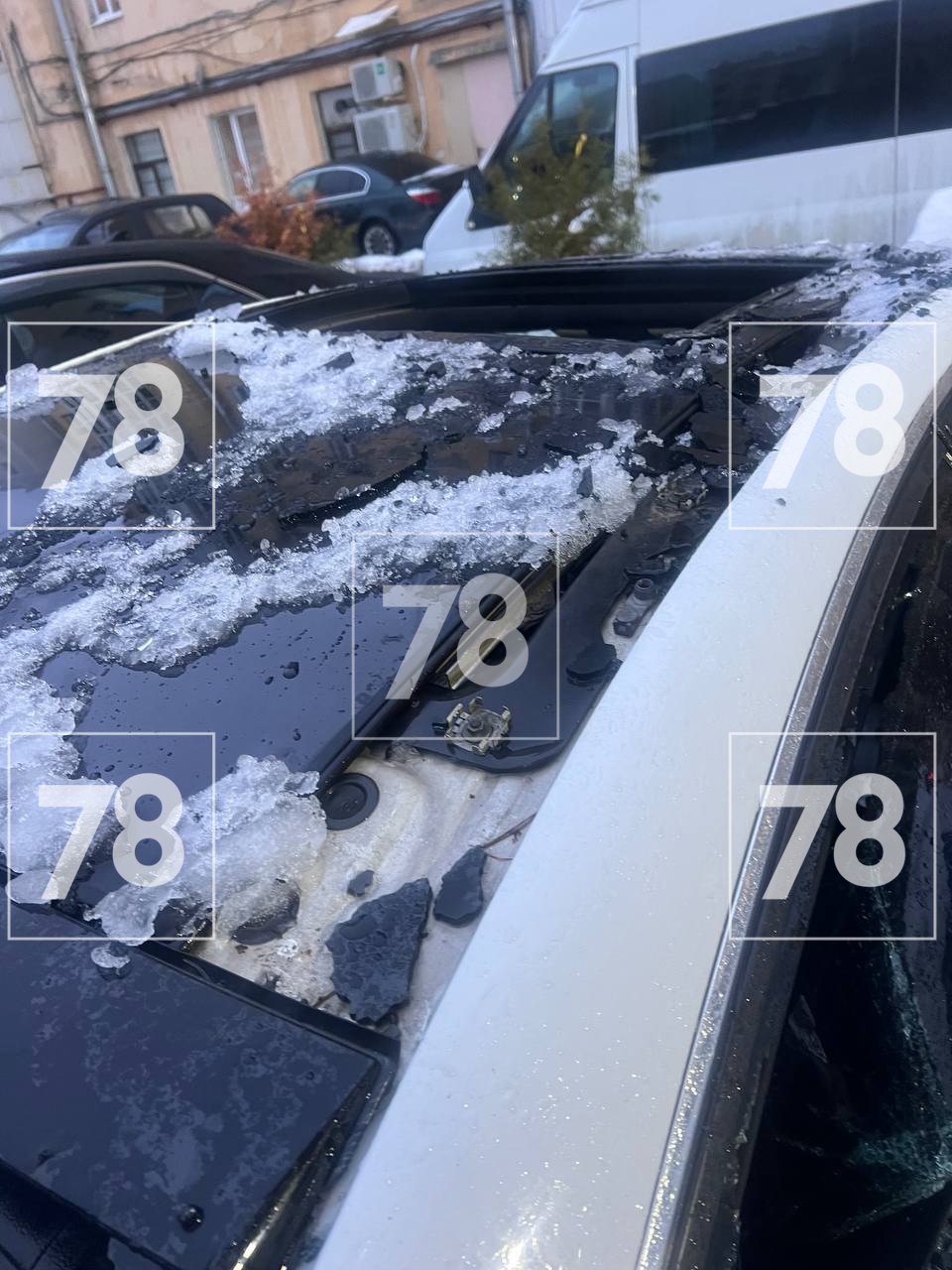 «Отделались только материальным ущербом»: льдина рухнула на припаркованную у дома на проспекте Большой Петроградской стороны «Отделались только материальным ущербом»: льдина рухнула на припаркованную у дома на проспекте Большой Петроградской стороны