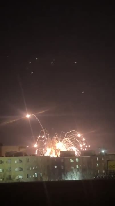 Горит склад боеприпасов после ракетного удара на северо-востоке Ирана