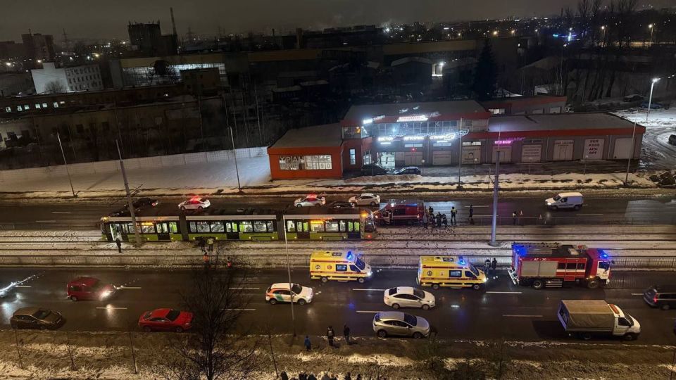 Мужчина попал под трамвай на Ириновском проспекте