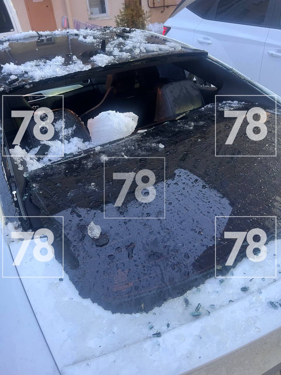 «Отделались только материальным ущербом»: льдина рухнула на припаркованную у дома на проспекте Большой Петроградской стороны «Отделались только материальным ущербом»: льдина рухнула на припаркованную у дома на проспекте Большой Петроградской стороны