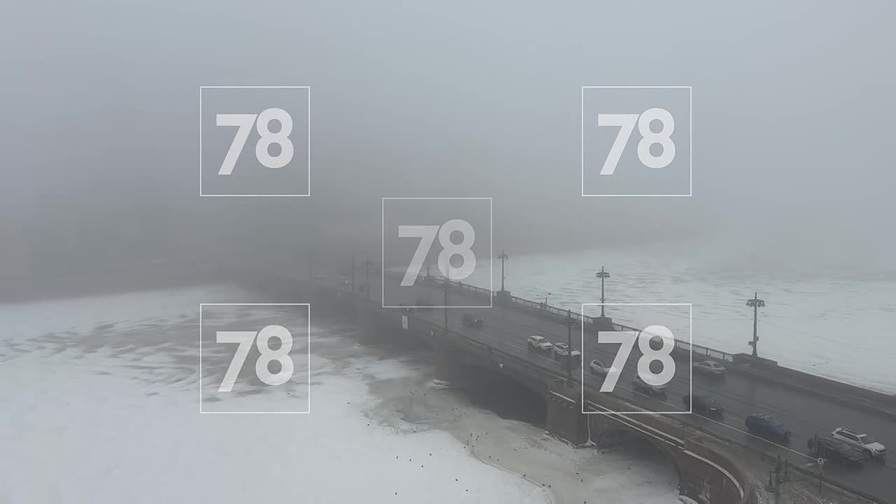 Северную столицу тем временем накрыл туман