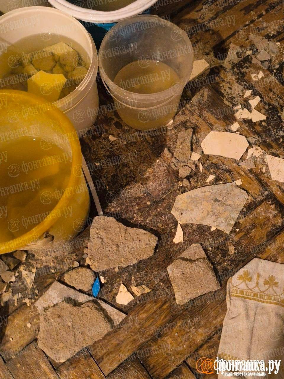 Жители дома на Марата №72 собирают воду с разрушающегося потолка в 18 тазиков Жители дома на Марата №72 собирают воду с разрушающегося потолка в 18 тазиков