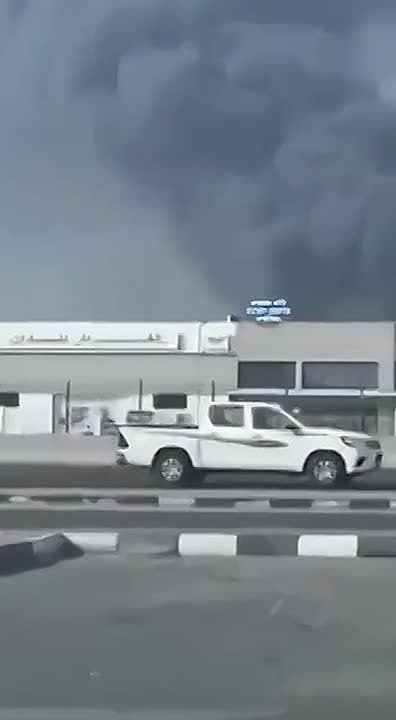 В аэропорту катарской Дохи продолжается сильный пожар после утренних иранских прилетов