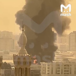 Обломки иранского "Шахеда" упали на ТЦ в Шардже