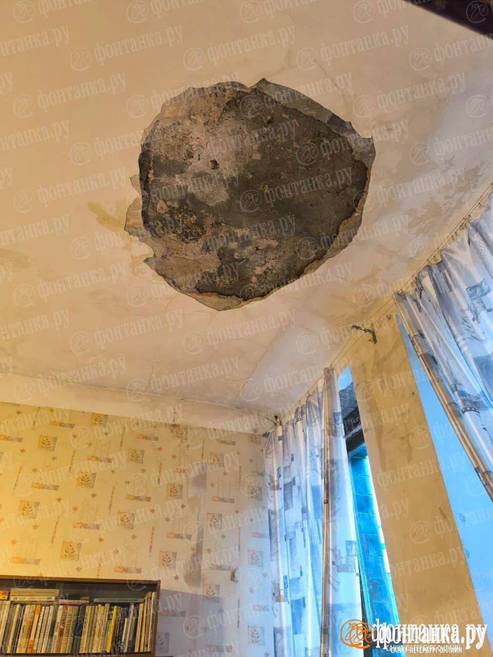 Жители дома на Марата №72 собирают воду с разрушающегося потолка в 18 тазиков Жители дома на Марата №72 собирают воду с разрушающегося потолка в 18 тазиков