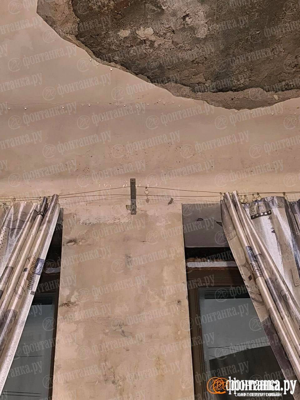 Жители дома на Марата №72 собирают воду с разрушающегося потолка в 18 тазиков Жители дома на Марата №72 собирают воду с разрушающегося потолка в 18 тазиков