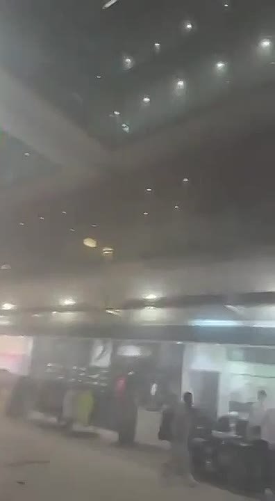 Задымление в терминале международного аэропорта Дубая после прилета иранского дрона