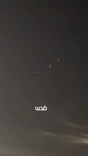 Еще кадры с иранской ракетой с разделяющимися боеголовками над центральным Израилем