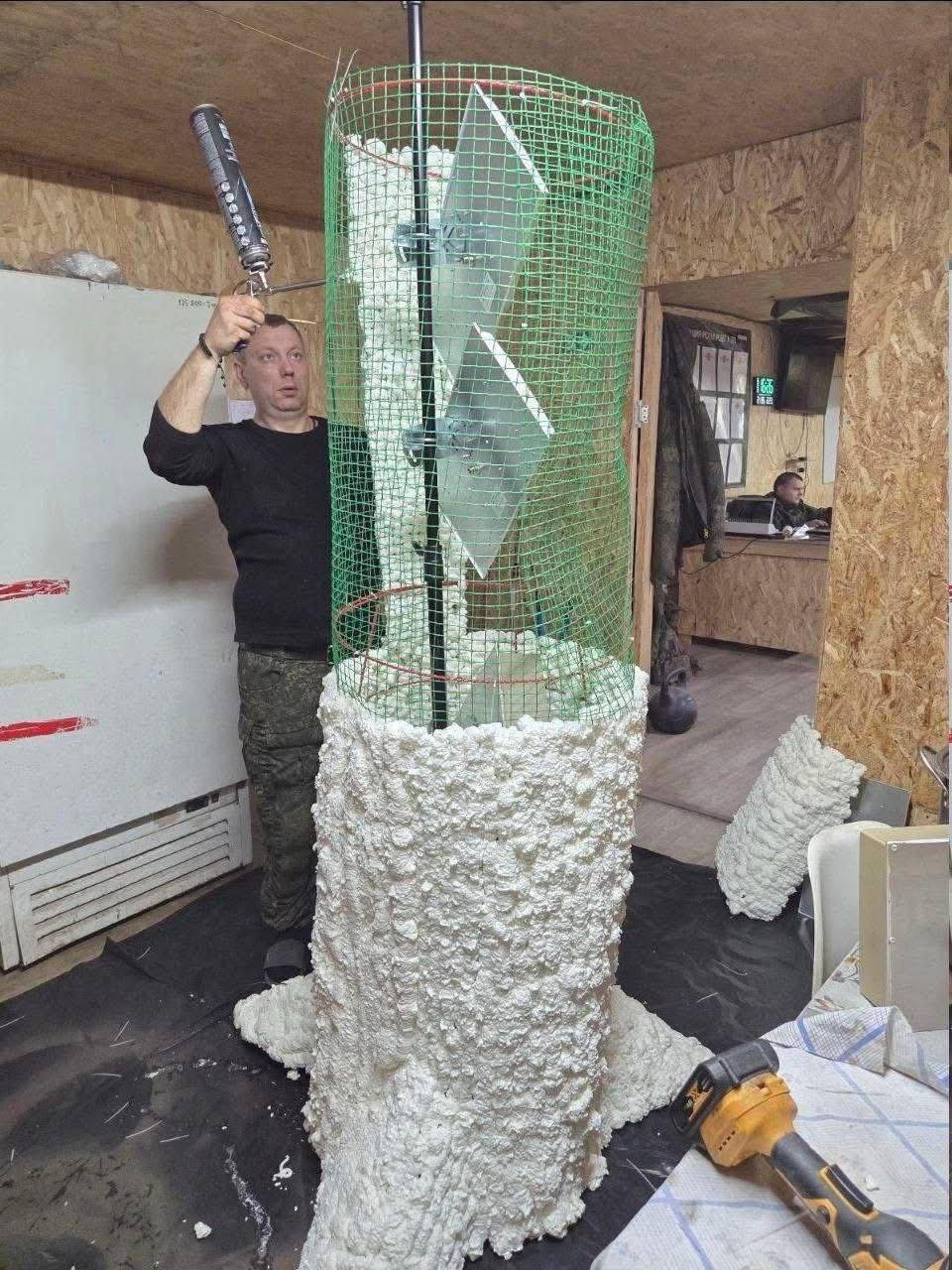 Два майора: Вражеские каналы публикуют фото реализации отличной идеи русского солдата по маскировке антенн средств РЭБ, РЭР, связи, замаскированных под деревья, поваленные стволы и пни Два майора: Вражеские каналы публикуют фото реализации отличной идеи русского солдата по маскировке антенн средств РЭБ, РЭР, связи, замаскированных под деревья, поваленные стволы и пни