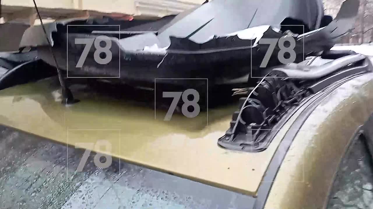 На платной парковке в Центральном районе глыба льда рухнула на легковую машину