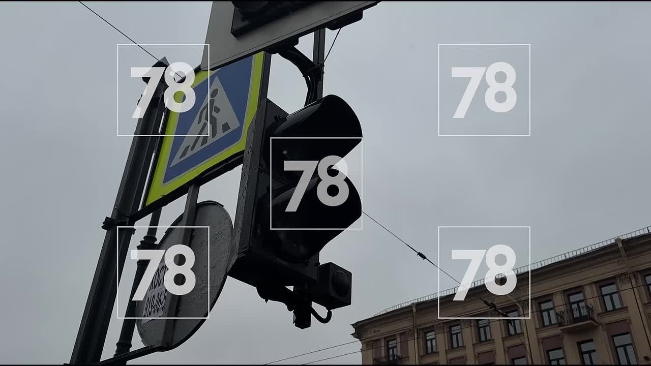 Неработающий светофор парализовал движение на улице Восстания перед Невским проспектом