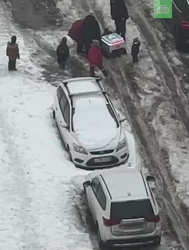 На Комендантском проспекте, 59 петербуржцы помогли застрявшему в рыхлом сугробе роботу-доставщику